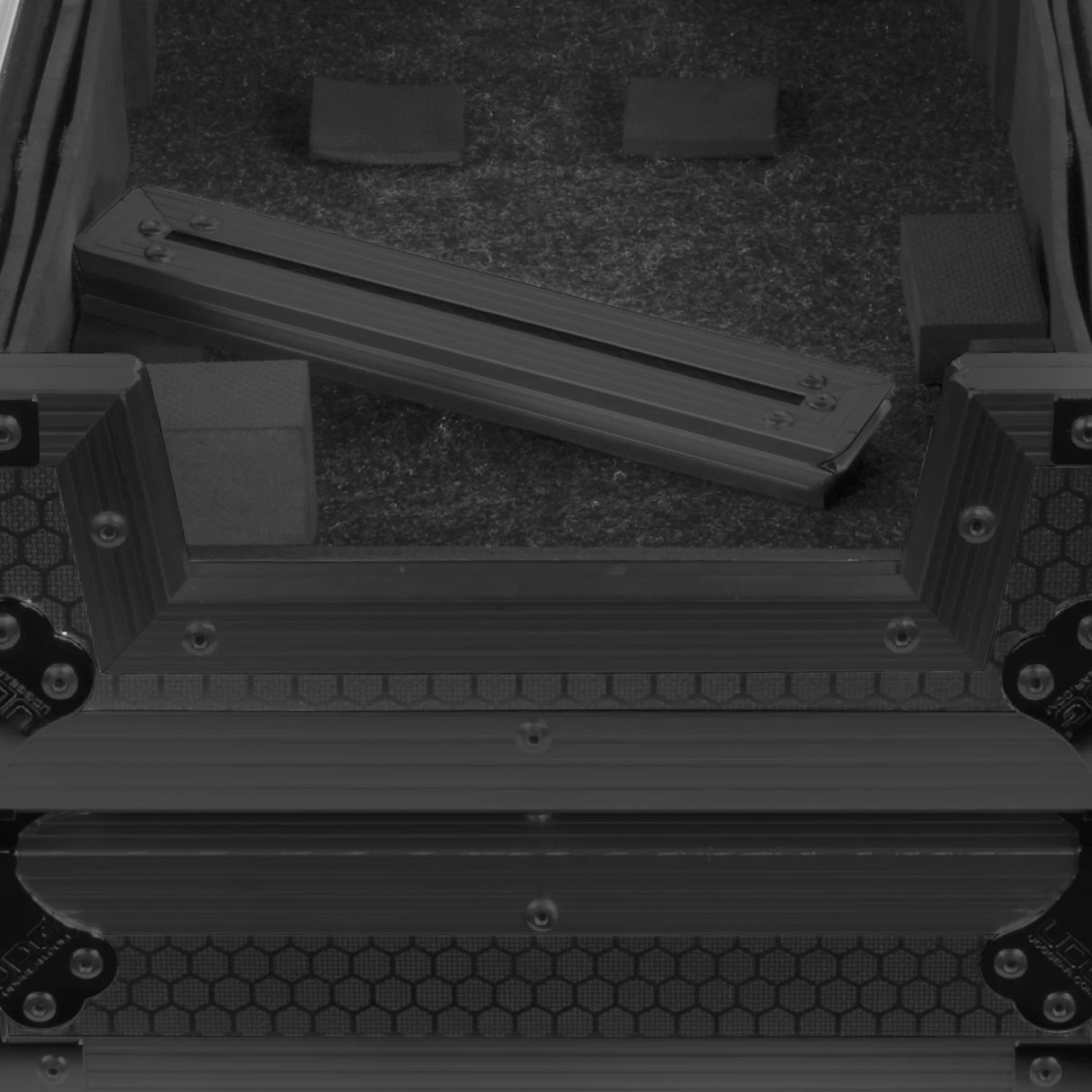 UDG Ultimate Flight Case Denon DJ SC LIVE 4 Black Plus (Ruedas)