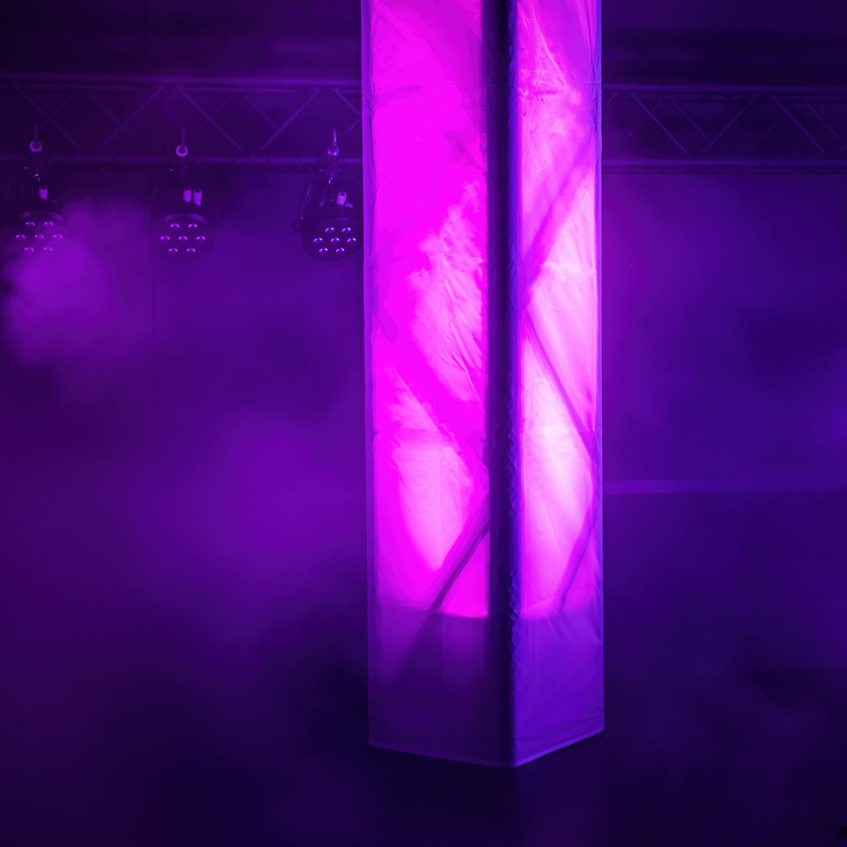 Cameo ROOT® PAR 6 WH SÆT 1 - Set incl. 4 x CLROOTPAR6WH incl. mando a distancia IR (CLPFLAT1REMOTE)