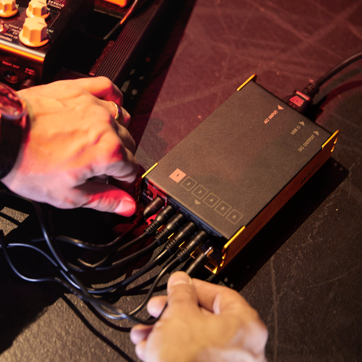 Palmer PWT 06 IEC - Fuente de alimentación universal para pedalboard con USB