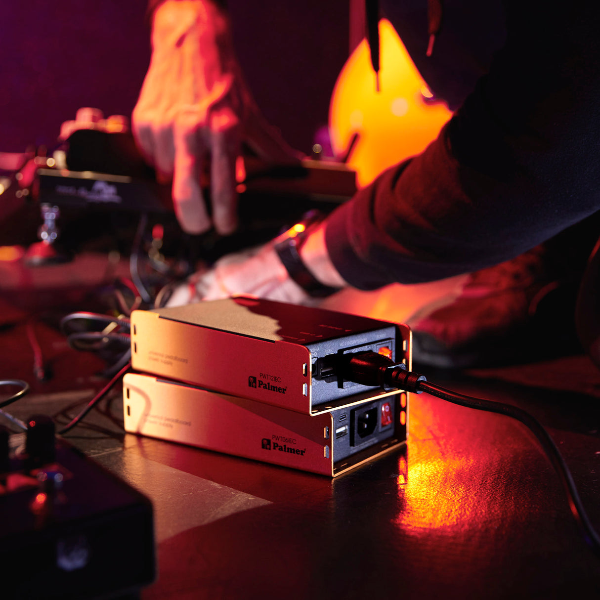 Palmer PWT 06 IEC - Fuente de alimentación universal para pedalboard con USB