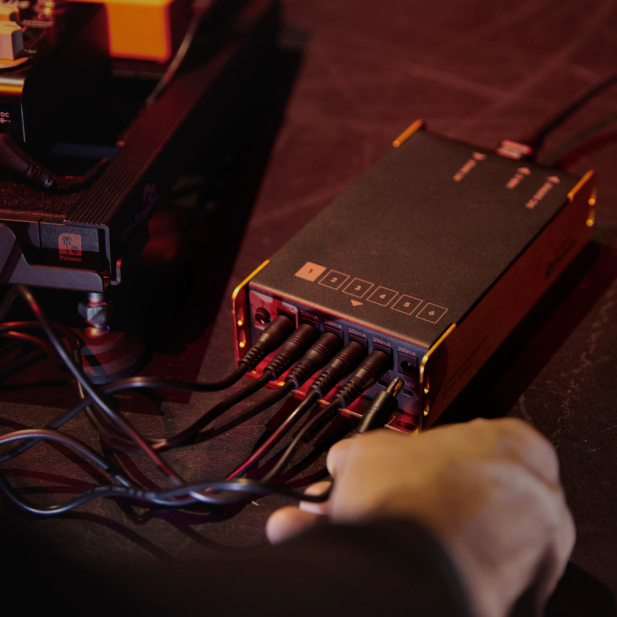 Palmer PWT 06 IEC - Fuente de alimentación universal para pedalboard con USB
