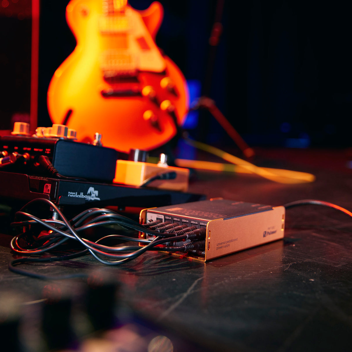 Palmer PWT 12 IEC - Fuente de alimentación universal para pedalboard con USB