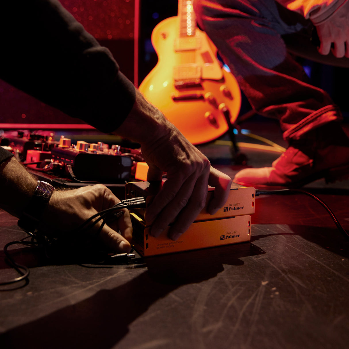 Palmer PWT 12 IEC - Fuente de alimentación universal para pedalboard con USB