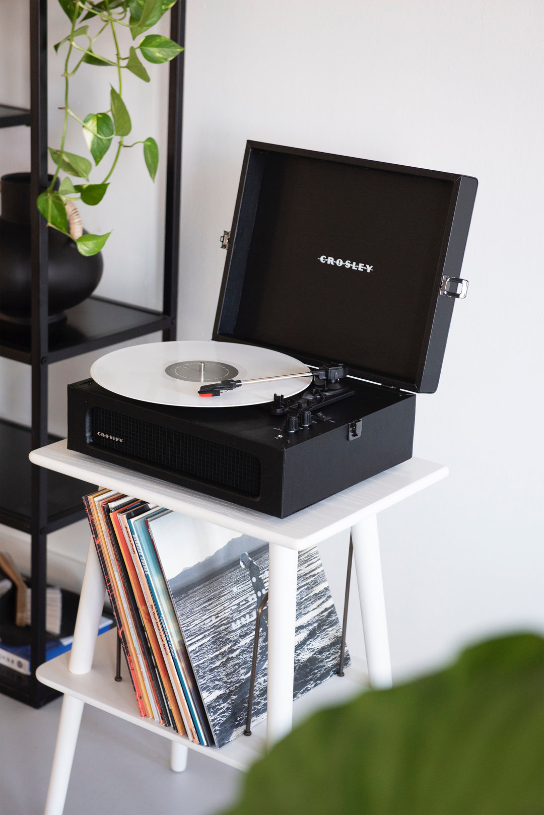 Crosley - Mueble para tocadiscos Manchester (Blanco)