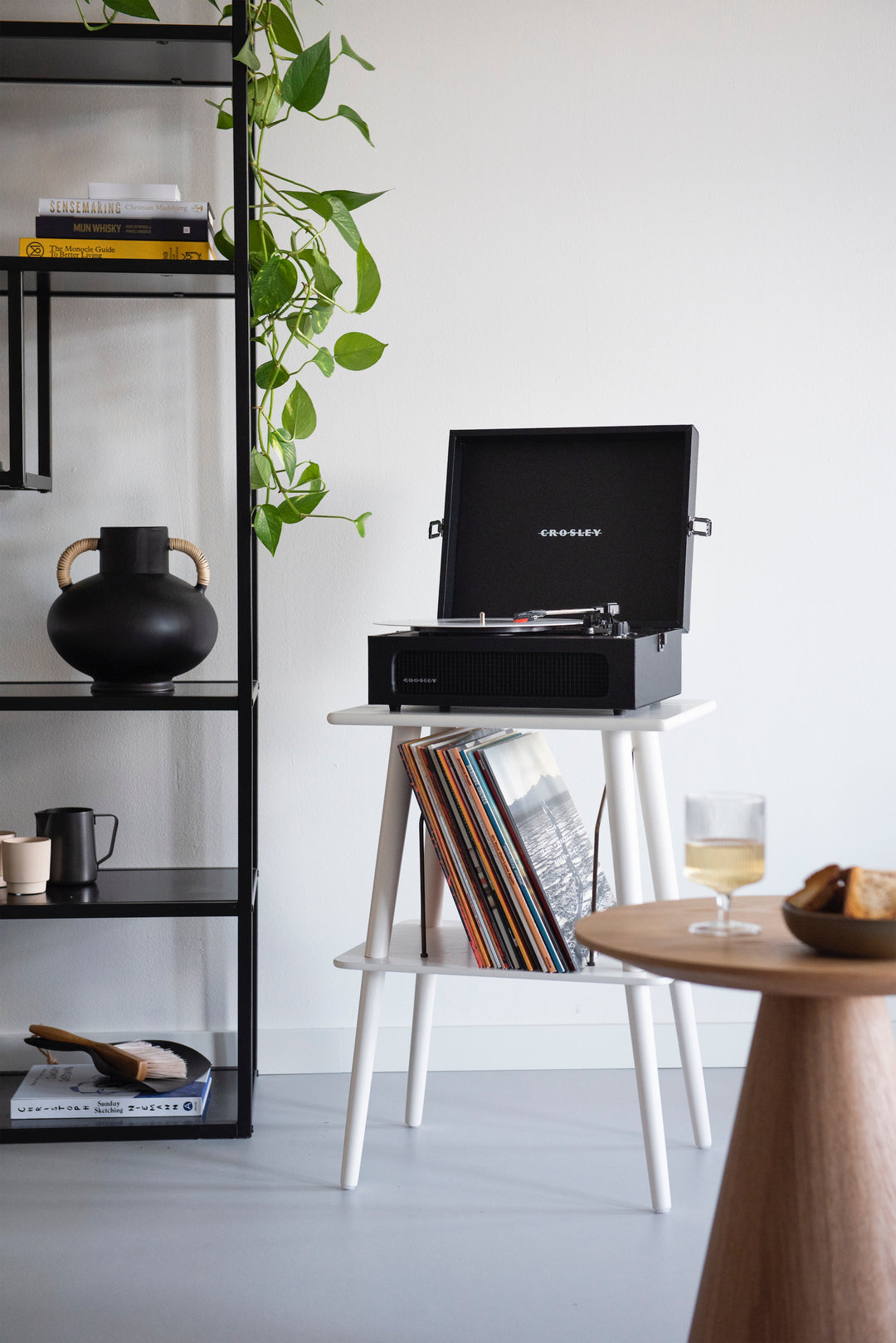 Crosley - Mueble para tocadiscos Manchester (Blanco)