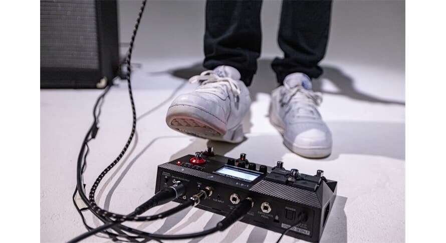 Zoom B2 FOUR Bajo Multiefectos