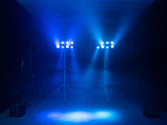 EUROLITE Set LED KLS-180 blanco + soportes de altavoz BS-2 EU en blanco