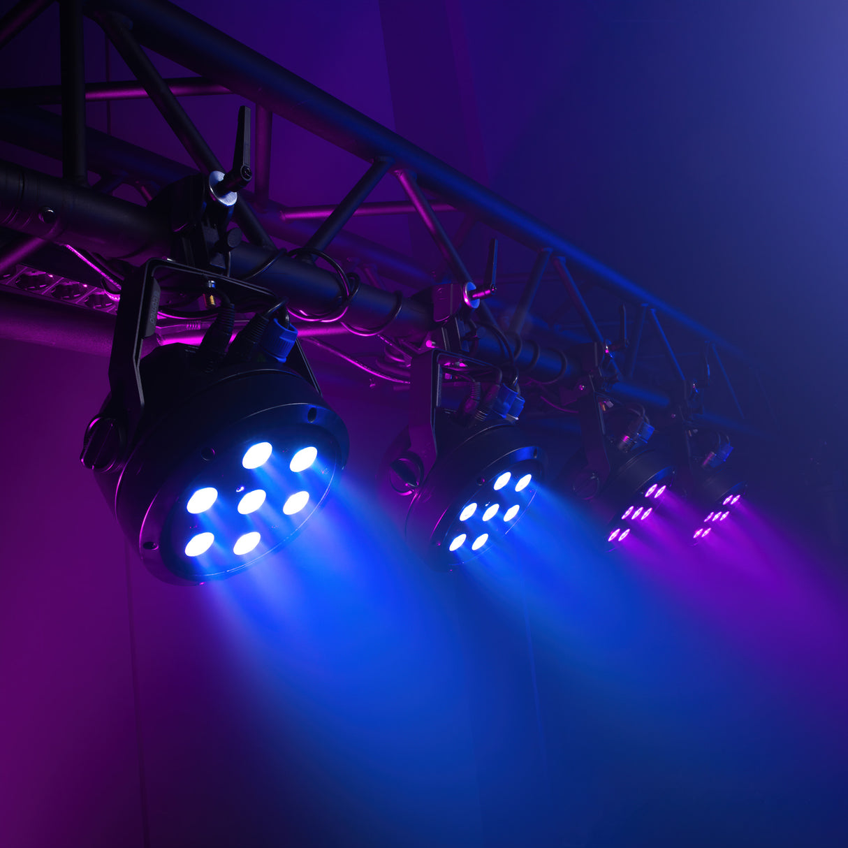 Cameo ROOT® PAR 6 WH SÆT 1 - Set incl. 4 x CLROOTPAR6WH incl. mando a distancia IR (CLPFLAT1REMOTE)