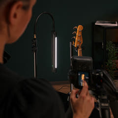Gravity LED STICK 1 B - Barra de luz LED compacta, magnética y regulable con puerto de carga USB