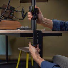 Gravity SP 3102 TM - Soporte flexible para monitores de estudio con abrazadera de mesa
