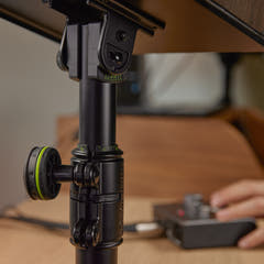 Gravity SP 3102 TM - Soporte flexible para monitores de estudio con abrazadera de mesa
