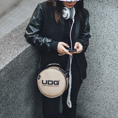 UDG Ultimate DIGI Bolsa para auriculares dorada