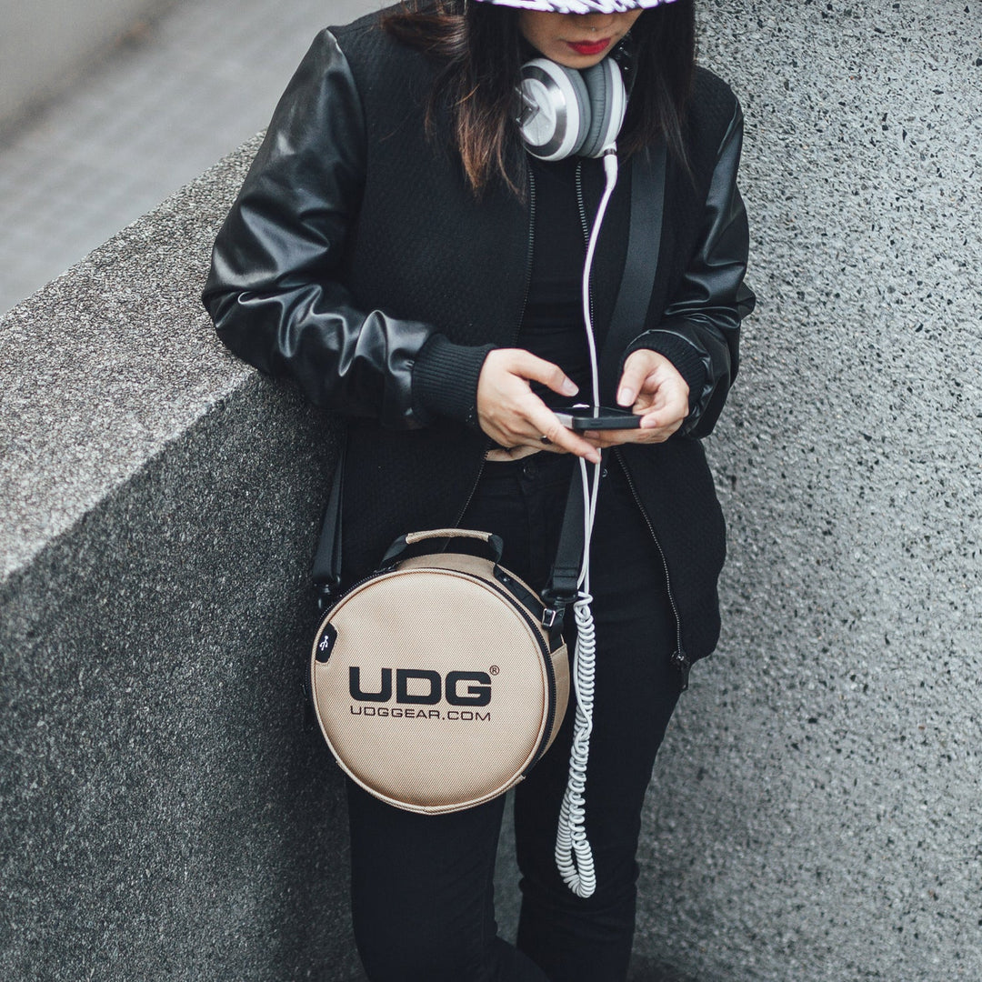 UDG Ultimate DIGI Bolsa para auriculares dorada