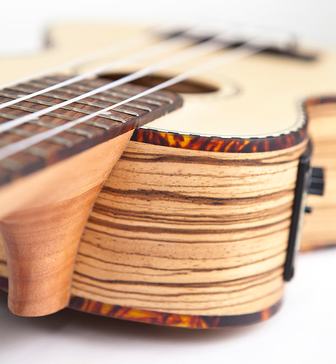 Reno RU210E Soprano Ukeleles con Pickup y Afinador (Natur)